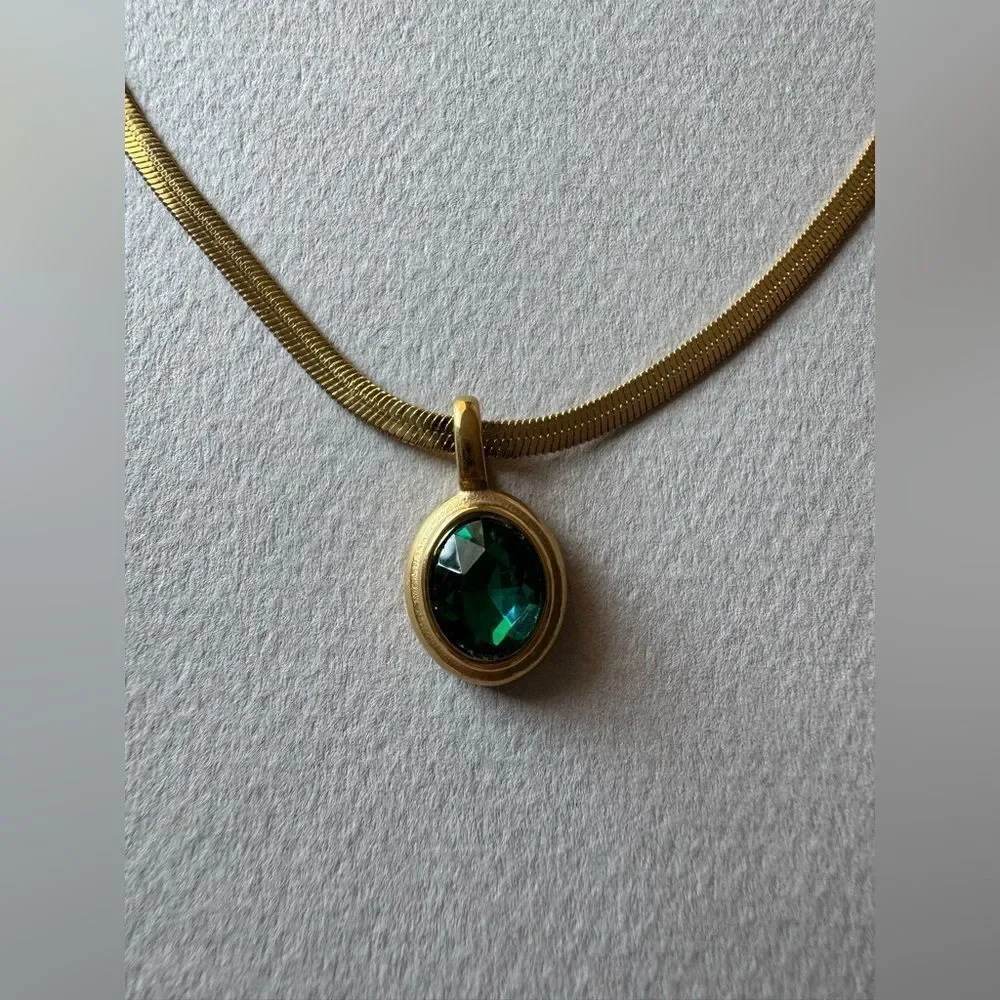 Elegant Necklace with Green Pendant M512